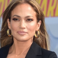 Экстремально глубокое декольте Дженнифер Лопес произвело фурор Экстремально глубокое декольте Дженнифер Лопес произвело фурор