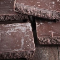 Ученые объяснили образование белого налета на шоколаде Ученые объяснили образование белого налета на шоколаде