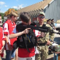 Мариупольские школьники взяли в руки оружие Мариупольские школьники взяли в руки оружие