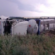 Возле Днепропетровска перевернулся грузовик с опасным химикатом Возле Днепропетровска перевернулся грузовик с опасным химикатом