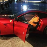Потап из-за большого живота застрял в Ferrari Потап из-за большого живота застрял в Ferrari