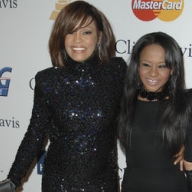 Единственную дочь Уитни Хьюстон похоронили под песню матери Единственную дочь Уитни Хьюстон похоронили под песню матери