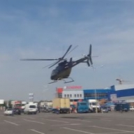 В Хмельницком вертолет припарковался у магазина В Хмельницком вертолет припарковался у магазина
