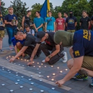 В Мариуполе почтили память погибших во время Иловайской операции В Мариуполе почтили память погибших во время Иловайской операции