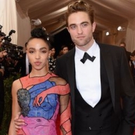Певица FKA twigs отложила свадьбу с Робертом Паттинсоном Певица FKA twigs отложила свадьбу с Робертом Паттинсоном