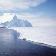 От гренландского ледника откололся 13-километровый айсберг От гренландского ледника откололся 13-километровый айсберг