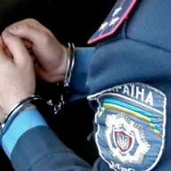 В Запорожье милиционер собирал В Запорожье милиционер собирал