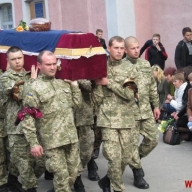 На Вінниччині навколішки попрощалися з командиром, що підірвався в АТО На Вінниччині навколішки попрощалися з командиром, що підірвався в АТО