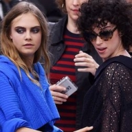 Топ-модель Кара Делевинь обручилась с известной певицей Топ-модель Кара Делевинь обручилась с известной певицей