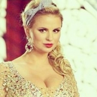 Анна Семенович обнималась с незнакомцем Анна Семенович обнималась с незнакомцем