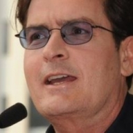 Пьяный Чарли Шин устроил драку в баре Пьяный Чарли Шин устроил драку в баре