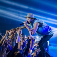 Макс Барских помог фанату сделать предложение девушке (видео) Макс Барских помог фанату сделать предложение девушке (видео)