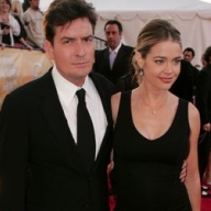 Чарли Шин угрозами требовал у актрисы Дэниз Ричардс сохранять его ВИЧ-статус в тайне Чарли Шин угрозами требовал у актрисы Дэниз Ричардс сохранять его ВИЧ-статус в тайне