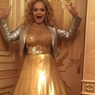 Лариса Долина переборщила с вырезом на платье Лариса Долина переборщила с вырезом на платье