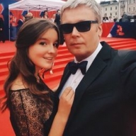 Дочь актеров Стриженовых в платье со смелым декольте Дочь актеров Стриженовых в платье со смелым декольте