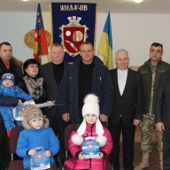 Сім'ї загиблих в АТО військових отримали квартири у Жидачеві Сім'ї загиблих в АТО військових отримали квартири у Жидачеві