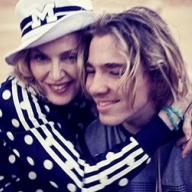 Сын Мадонны внес ее в Сын Мадонны внес ее в