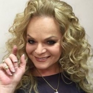 Лариса Долина шокировала большим животом в Сочи Лариса Долина шокировала большим животом в Сочи