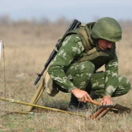 Саперы на Донбассе начали разминировать три из 12 согласованных в Минске участков Саперы на Донбассе начали разминировать три из 12 согласованных в Минске участков