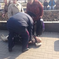 Пенсионерка сломала ногу во время потасовки у памятника Ленину в Запорожье Пенсионерка сломала ногу во время потасовки у памятника Ленину в Запорожье