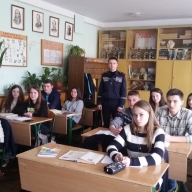 У Миколаївському районі рятувальники навчали школярів не спалювати суху траву та сміття У Миколаївському районі рятувальники навчали школярів не спалювати суху траву та сміття