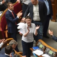 Бенефис Савченко в Раде: раскритиковала нардепов, много курила и получила первую угрозу Бенефис Савченко в Раде: раскритиковала нардепов, много курила и получила первую угрозу