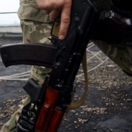 Военные попали под снайперский огонь Военные попали под снайперский огонь