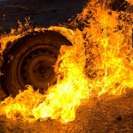 У місті Самбір рятувальники ліквідували пожежу автомобіля У місті Самбір рятувальники ліквідували пожежу автомобіля