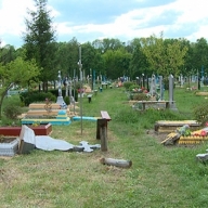 У Старосамбірському районі чоловік влаштував погром на кладовищі У Старосамбірському районі чоловік влаштував погром на кладовищі