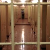 Полицейские задержали двух товарищей, которые за 1000 гривен избили мариупольца и выстрелили ему по ногам Полицейские задержали двух товарищей, которые за 1000 гривен избили мариупольца и выстрелили ему по ногам