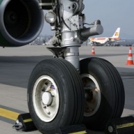 В МАУ прокомментировали столкновение их самолет и грузовика в В МАУ прокомментировали столкновение их самолет и грузовика в