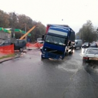 Во Львове огромная фура провалилась в канализационный коллектор Во Львове огромная фура провалилась в канализационный коллектор