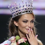 Мисс тюремщица моет голову коньяком, а мисс Украина на конкурсе потеряла память Мисс тюремщица моет голову коньяком, а мисс Украина на конкурсе потеряла память