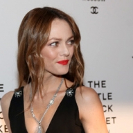 Ванесса Паради снялась без нижнего белья для Vogue (фото) Ванесса Паради снялась без нижнего белья для Vogue (фото)